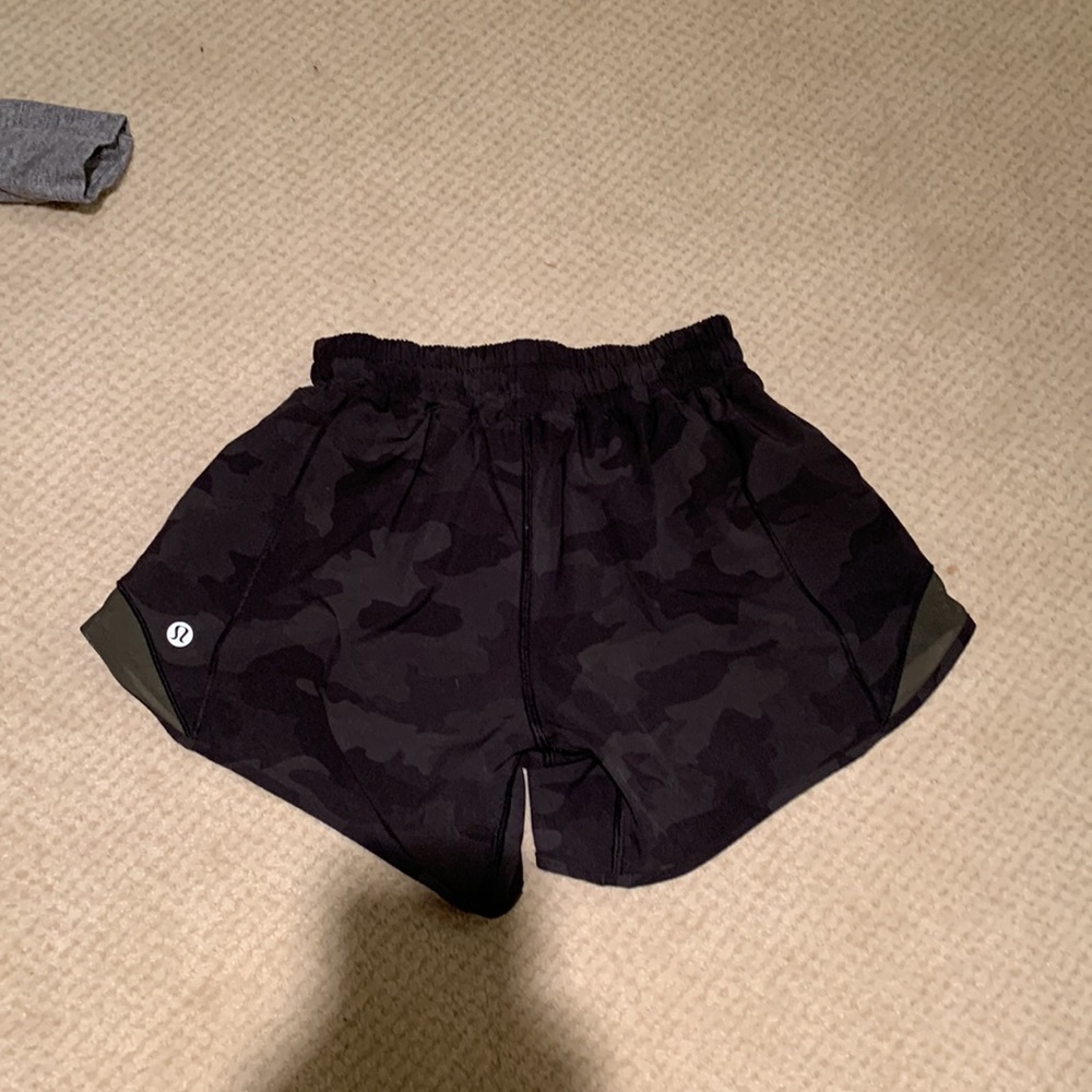 Lululemon Hotty Hot 4 inch LR shorts, Size 2 - Picture 2 of 2